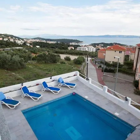 Sandra - With Pool *