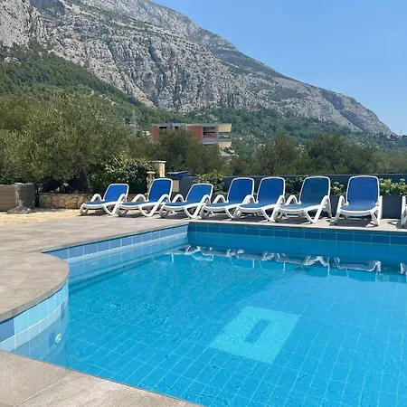 Sandra - With Pool